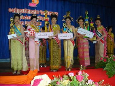 งานประเพณีลอยกระทง ต.ปากน้ำชุมพร ประจำปี 2551 (2) เหล่านางงามผู้ได้รับรางวัลการประกวดนางนพมาศทั้ง 7 รางวัล คณะกรรมการจัดงานถ่ายรูปร่วมกับนางงามผู้ได้รับรางวัลการประกวดนางนพมาศทั้ง 7 รางวัล ขบวนแห่กระทง งานประเพณีลอยกระทงปากน้ำชุมพร ประจำปี 2551 ขบวนแห่กระทง งานประเพณีลอยกระทงปากน้ำชุมพร ประจำปี 2551 ขบวนแห่กระทง งานประเพณีลอยกระทงปากน้ำชุมพร ประจำปี 2551 บรรดากระทงที่เข้าร่วมการประวด บรรดากระทงที่เข้าร่วมการประวด คอนเสิร์ต แคทลียา อิงลิช พนักงานองค์การบริหารส่วนตำบลปากน้ำ