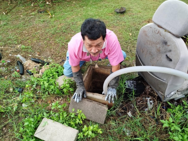 ดันน้ำและซ่อมแซมท่อน้ำประปาหมู่บ้าน