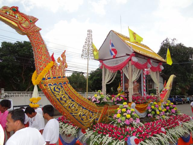 ขบวนแห่...งานแข่งขันเรือยาวขึ้นโขนชิงธง ณ คลองหัววัง - พนังตัก