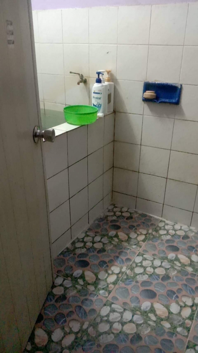 โครงการปรับสภาพแวดล้อมบ้านคนพิการ อินทุอร นกอ่วม ปูกระเบื้องห้องน้ำ เปลี่ยนโถส้วมใหม่ เปลี่ยนกระเบื้องหลังคา เปลี่ยนกระเบื้องหลังคา